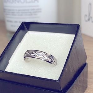 Men’s 10k White Gold wedding band